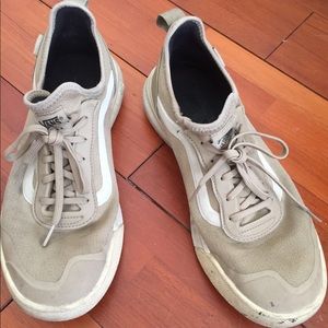 Vans ultrarange tan and white